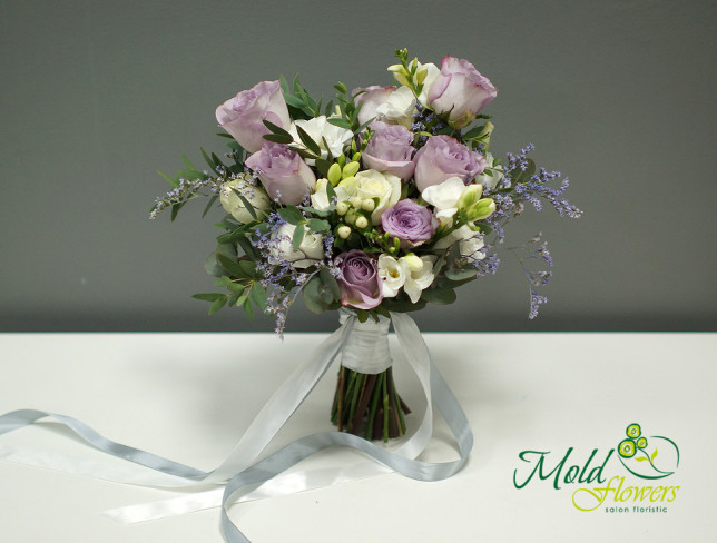 Букет невесты из фиолетовых роз, эустомы и фрезии Фото